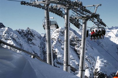 chairlift approaching the top station