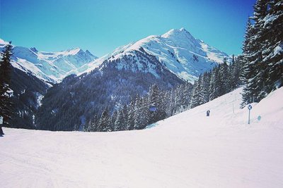 Wide open ski piste in st anton