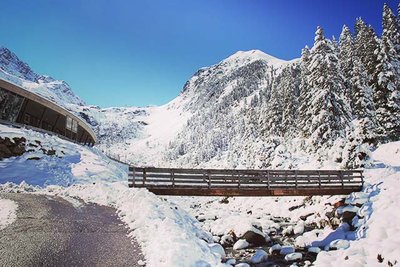 Bridge over a rivier in snow covered mountains